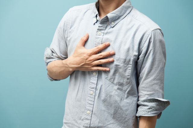 胸をおさえる男性