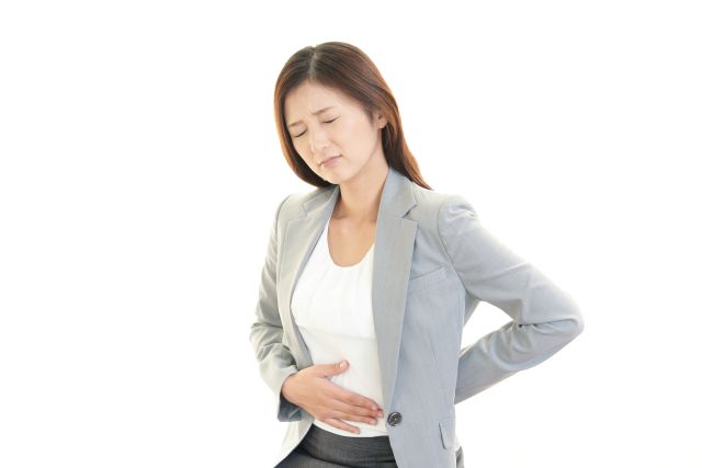 腹痛を感じる女性