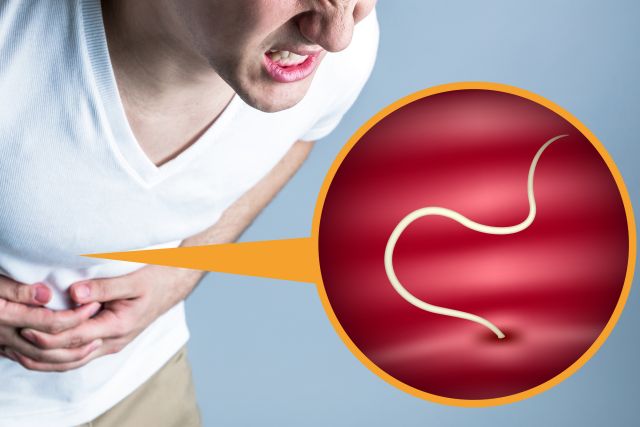アニサキスで腹痛を感じる男性
